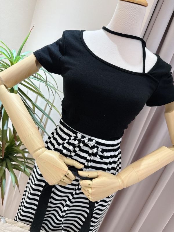 繞脖造型素面上衣 繞脖造型素面上衣