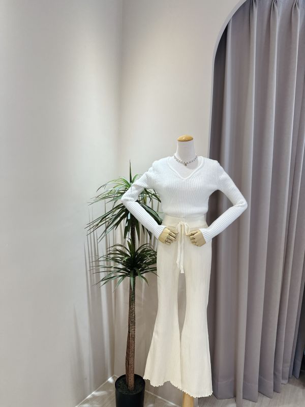 小V領坑條紋毛衣 