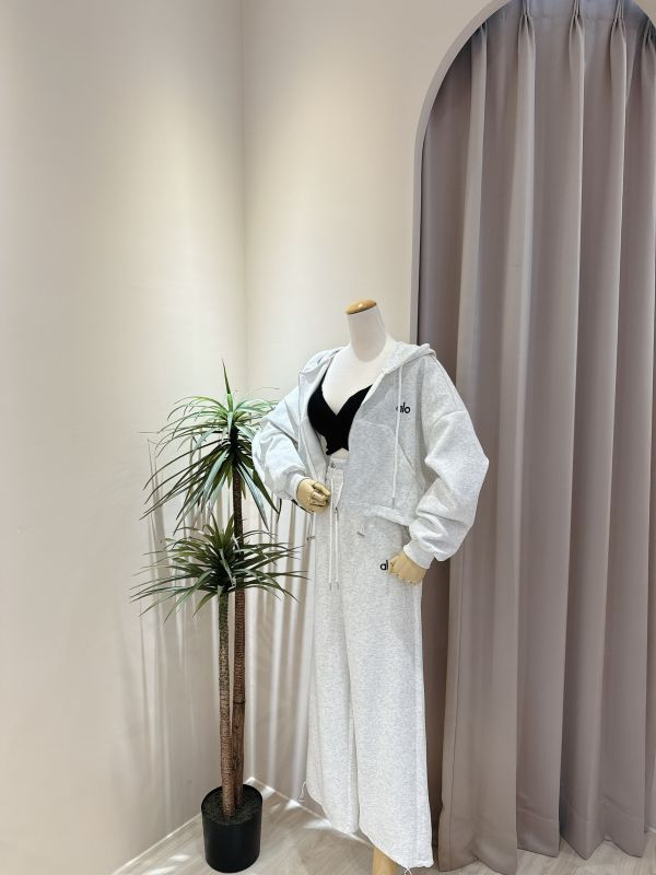 立體小刺繡連帽外套+假兩件式休閒寬褲 立體小刺繡連帽外套+假兩件式休閒寬褲