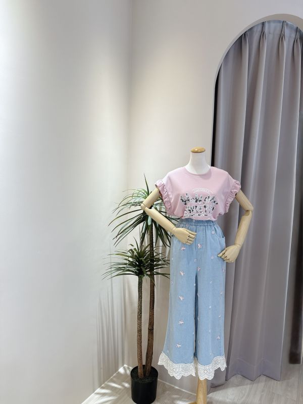 立體刺繡小粉花直筒牛仔寬褲 立體刺繡小粉花直筒牛仔寬褲
