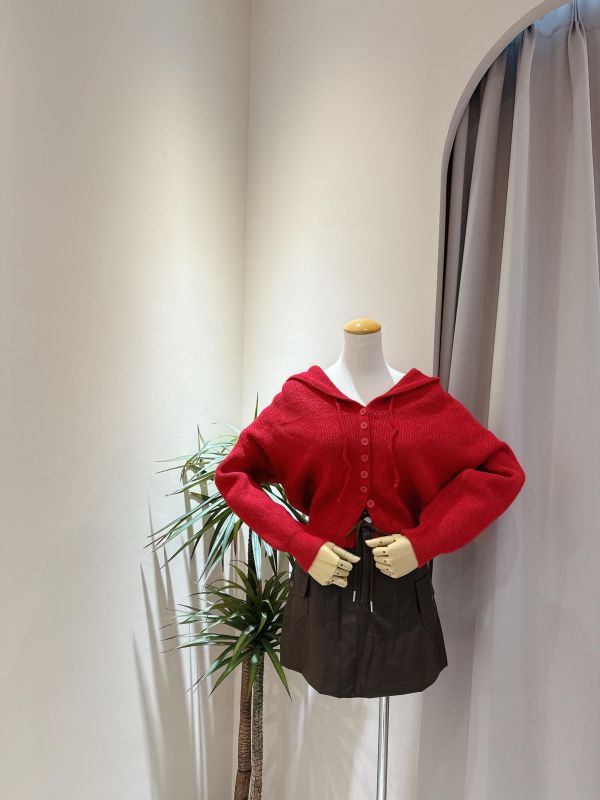 俏皮排釦連帽厚磅針織上衣 俏皮排釦連帽厚磅針織上衣