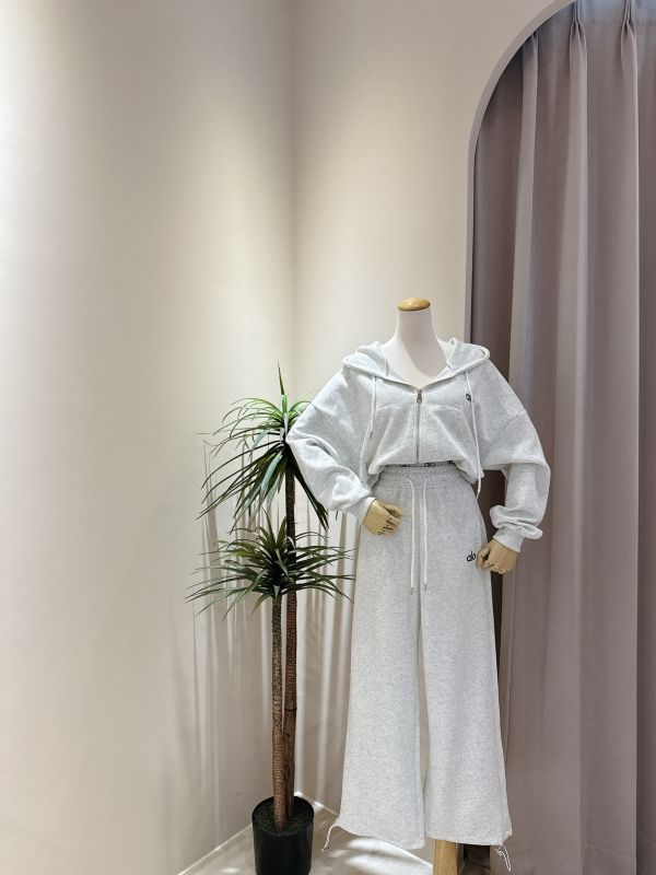 立體小刺繡連帽外套+假兩件式休閒寬褲 立體小刺繡連帽外套+假兩件式休閒寬褲