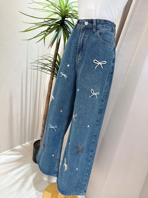 繽紛立體刺繡蝴蝶結牛仔寬褲 繽紛立體刺繡蝴蝶結牛仔寬褲