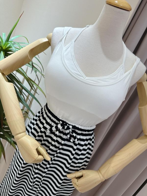 肩帶扭結假兩件罩杯背心 肩帶扭結假兩件罩杯背心