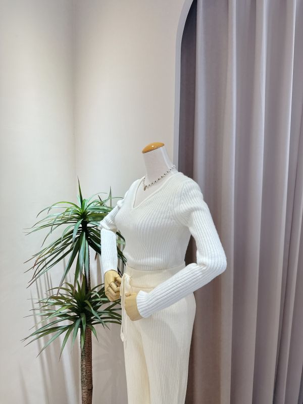 小V領坑條紋毛衣 