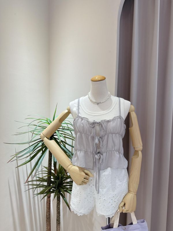 珍珠口袋蕾絲燒花短褲 珍珠口袋蕾絲燒花短褲