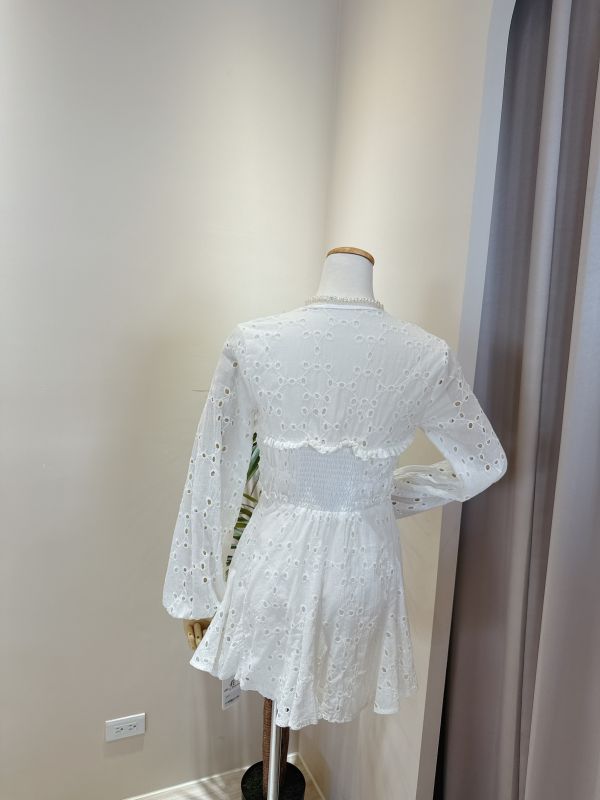 棉麻蕾絲燒花長袖洋裝 棉麻蕾絲燒花長袖洋裝