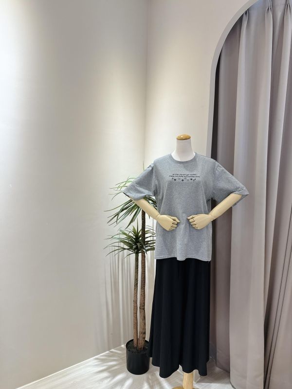 立體刺繡小花字母涼感上衣 立體刺繡小花字母涼感上衣