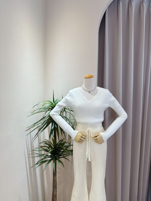 小V領坑條紋毛衣 