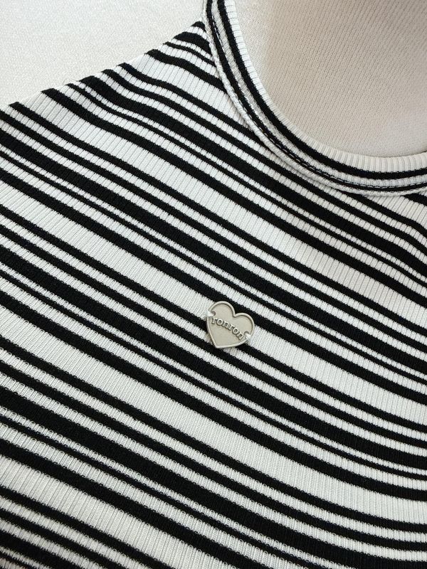 條紋霧面愛心小鐵牌削肩罩杯背心 條紋霧面愛心小鐵牌削肩罩杯背心