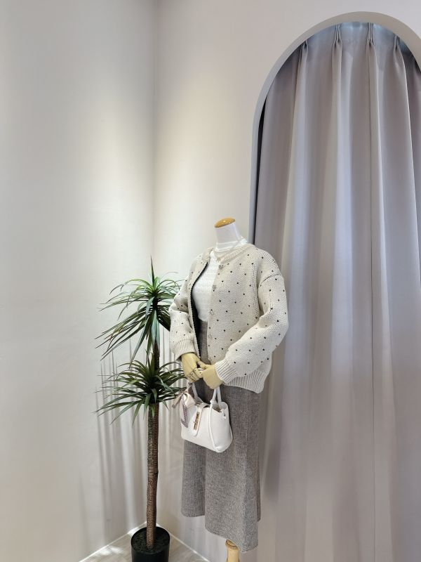 後磅滿版愛心金釦毛衣 後磅滿版愛心金釦毛衣