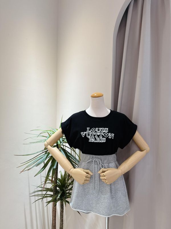 反摺寬袖立體字母短版上衣 反摺寬袖立體字母短版上衣