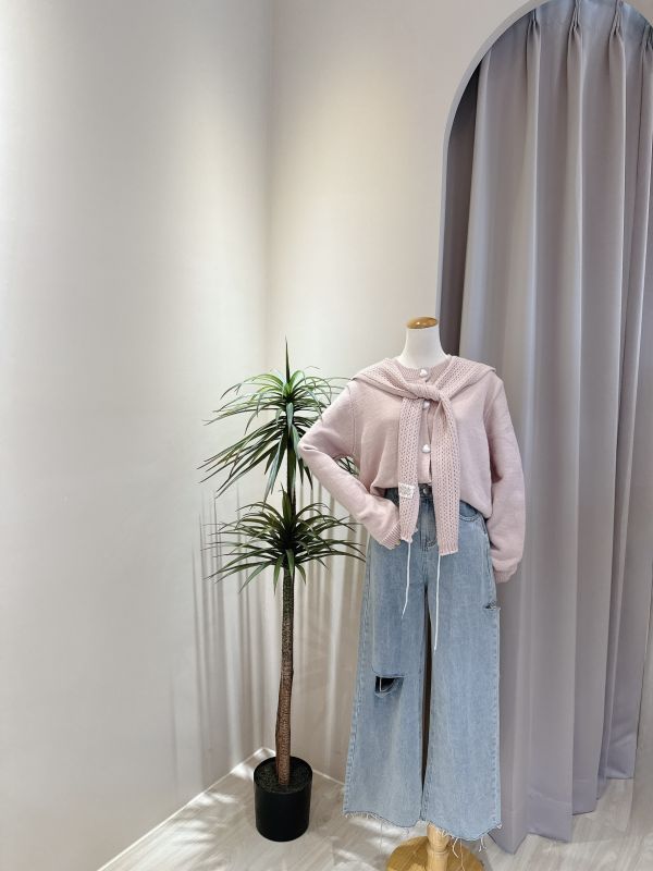 小披肩+蕾絲燒花拼接愛心釦毛衣 小披肩+蕾絲燒花拼接愛心釦毛衣