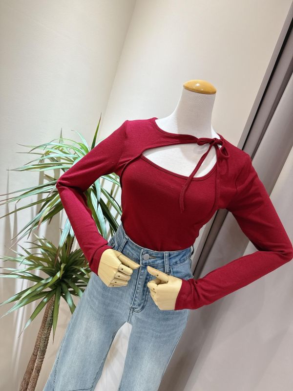 胸前鏤空綁帶造型上衣 胸前鏤空綁帶造型上衣