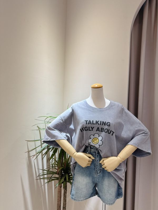 微笑小花刷舊造型寬鬆大T 微笑小花刷舊造型寬鬆大T