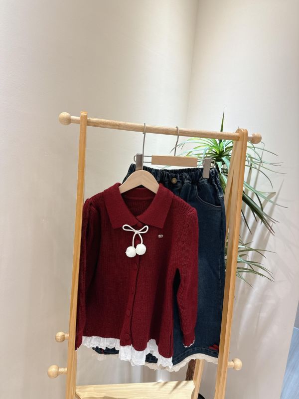 針織下擺蕾絲毛球上衣 針織下擺蕾絲毛球上衣