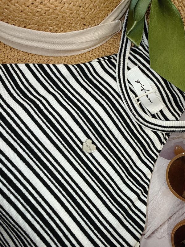 條紋霧面愛心小鐵牌削肩罩杯背心 條紋霧面愛心小鐵牌削肩罩杯背心