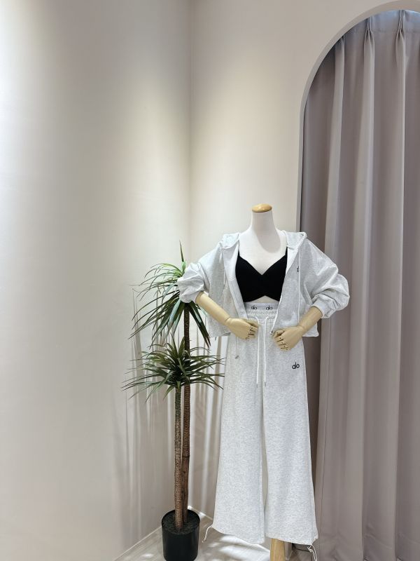 立體小刺繡連帽外套+假兩件式休閒寬褲 立體小刺繡連帽外套+假兩件式休閒寬褲