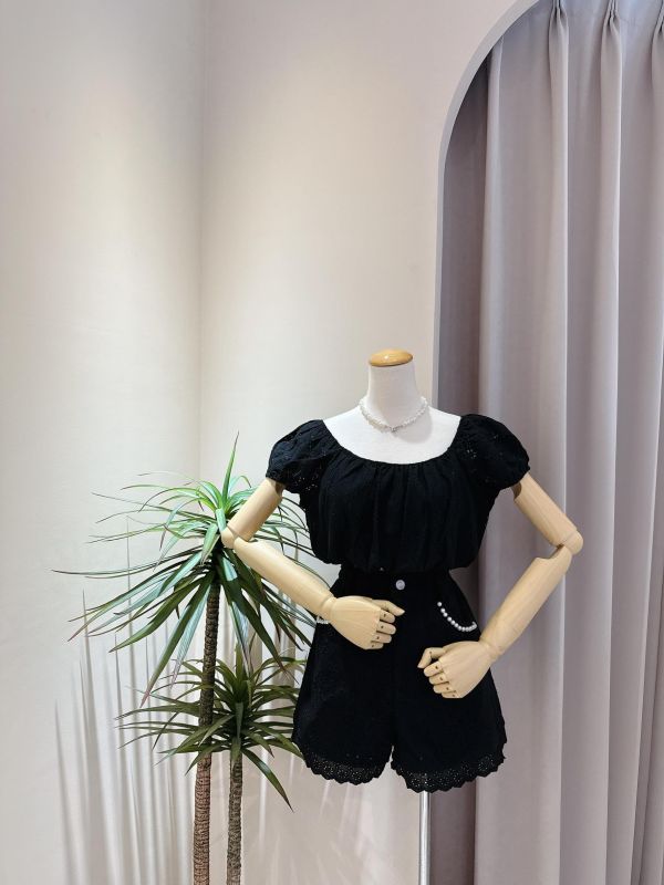 珍珠口袋蕾絲燒花短褲 珍珠口袋蕾絲燒花短褲