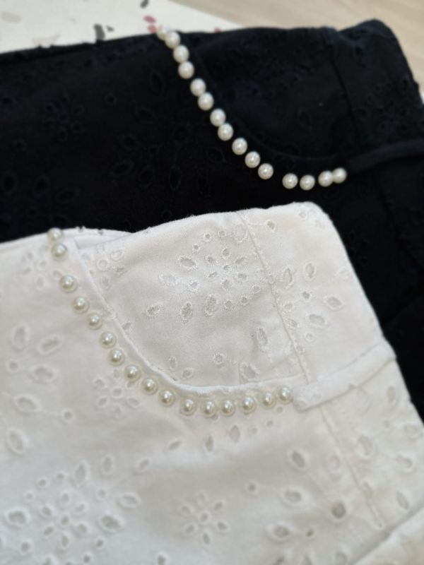 珍珠口袋蕾絲燒花短褲 珍珠口袋蕾絲燒花短褲