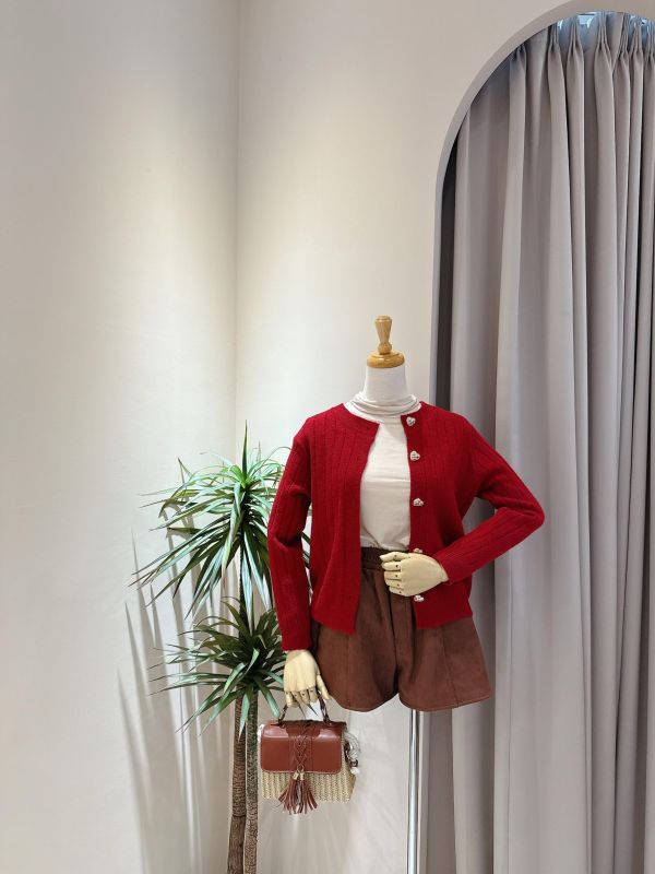 愛心金釦後磅針織外套 愛心金釦後磅針織外套