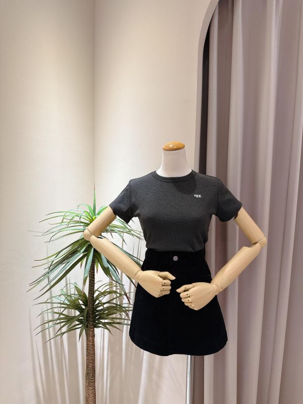 立體小刺繡修身上衣 立體小刺繡修身上衣