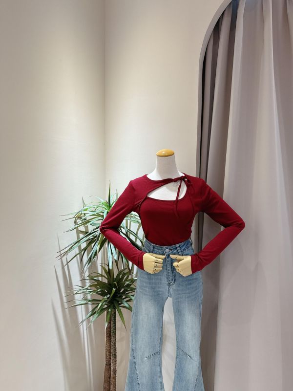 胸前鏤空綁帶造型上衣 胸前鏤空綁帶造型上衣