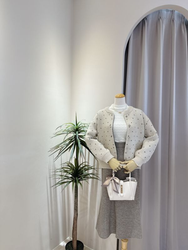 後磅滿版愛心金釦毛衣 後磅滿版愛心金釦毛衣