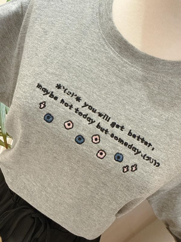 立體刺繡小花字母涼感上衣 立體刺繡小花字母涼感上衣