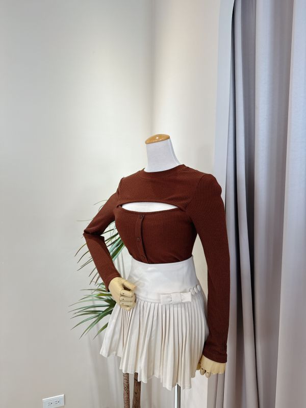 胸前挖空排釦彈性針織上衣 胸前挖空彈性針織上衣