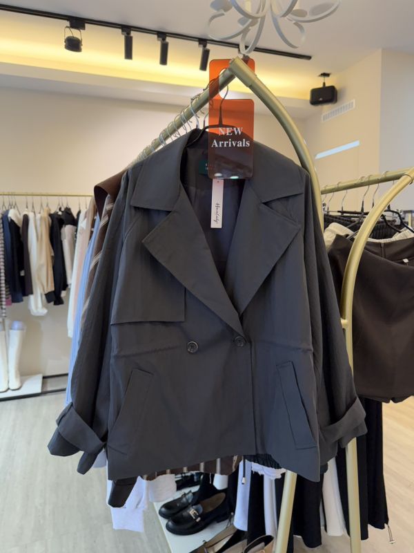 WTA61 不易皺材質風衣翻領外 