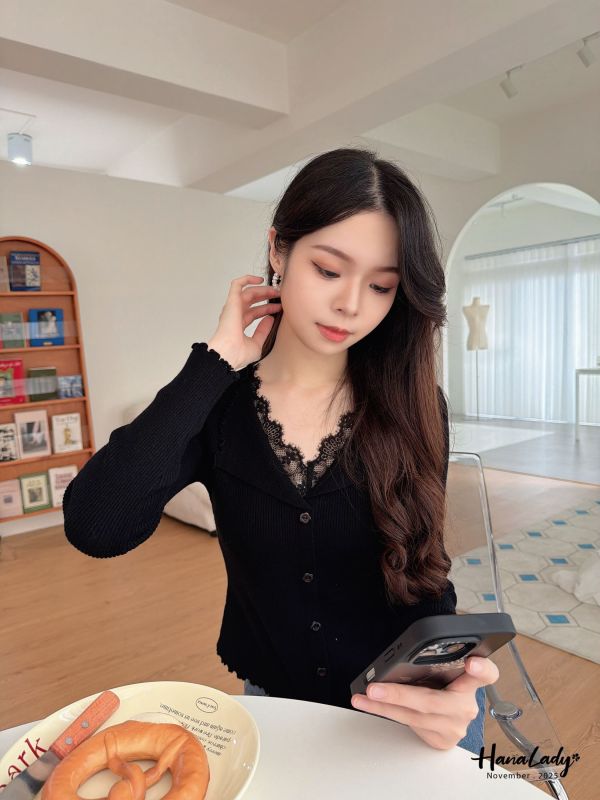 WJA04 蕾絲翻領修身針織上衣 