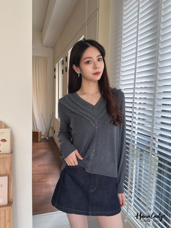 WTA46 蕾絲三角領排釦針織衫 