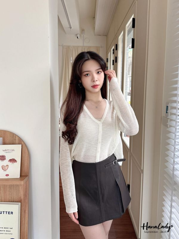 WKA02 線條簍空細排釦針織上衣 
