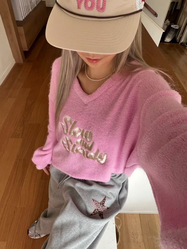 WQA34 刺繡字母V領針織上衣 