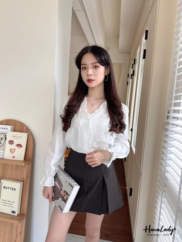 WKA42 荷葉波浪領排釦衫 