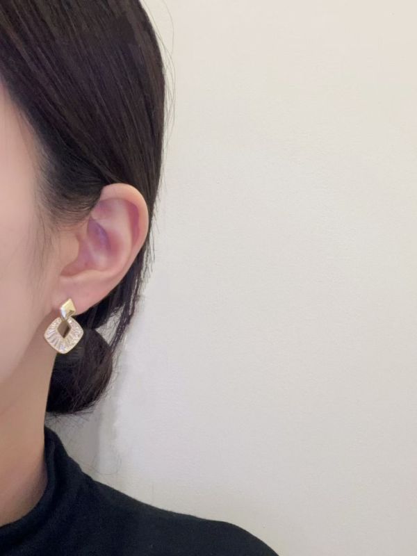 WQB45 銀針垂墜菱形閃鑽耳環 