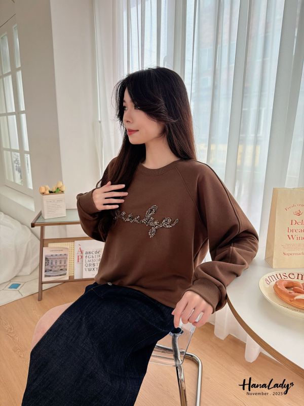 WJA24 立體毛呢字母大學T 