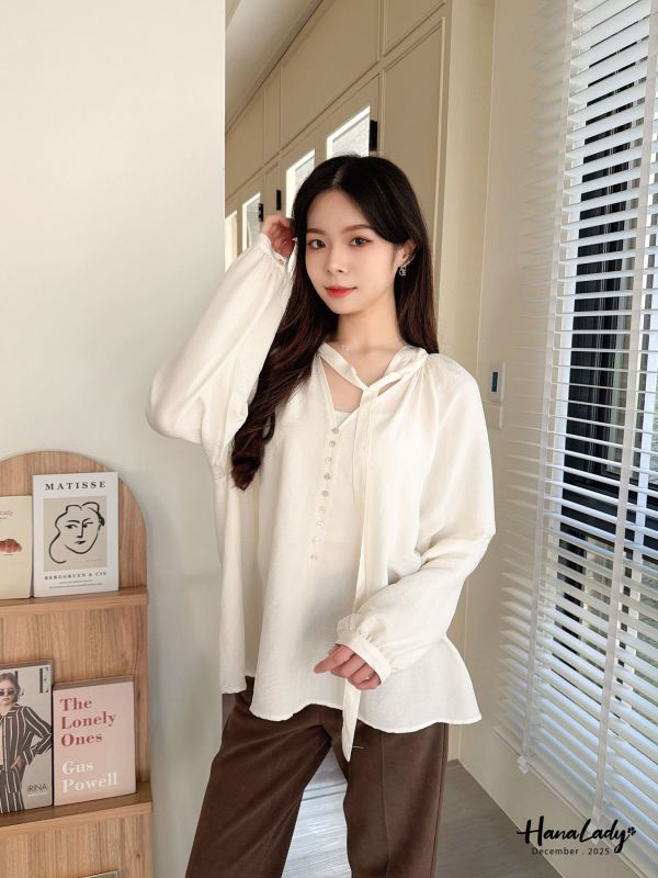 WQA83 精緻貝殼釦V領傘擺上衣 