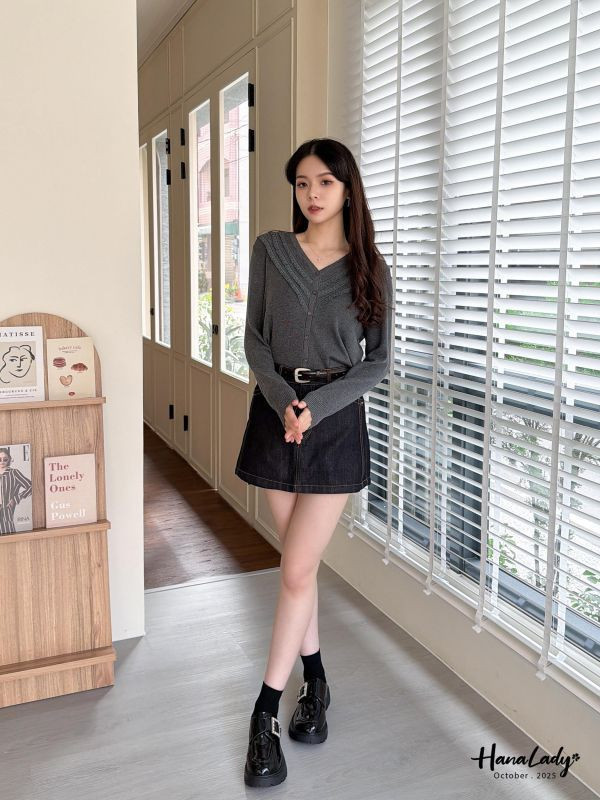 WTA46 蕾絲三角領排釦針織衫 