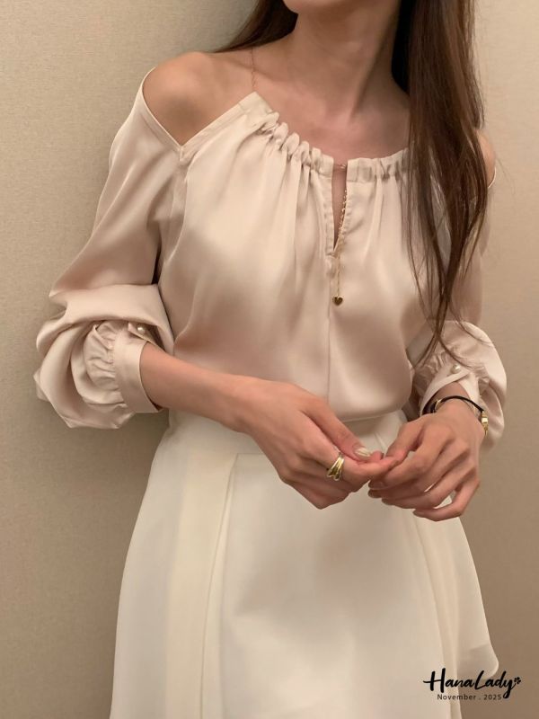 WJA56 金鍊簍空肩設計緞面上衣 