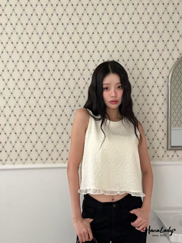 WLA13 清新壓紋蕾絲Q擺上衣 