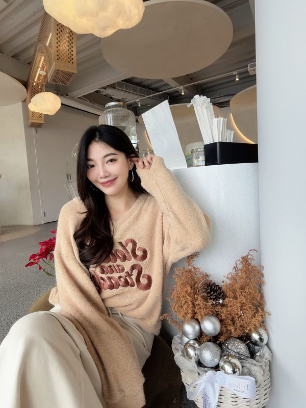 WQA34 刺繡字母V領針織上衣 