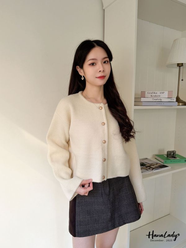 WQA71 質感造型金釦圓領上衣 