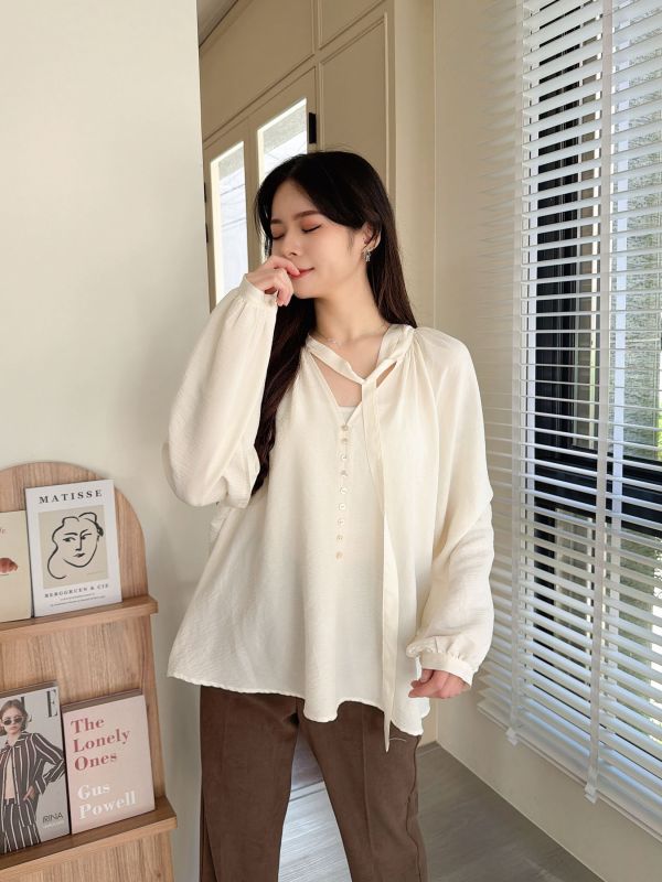 WQA83 精緻貝殼釦V領傘擺上衣 