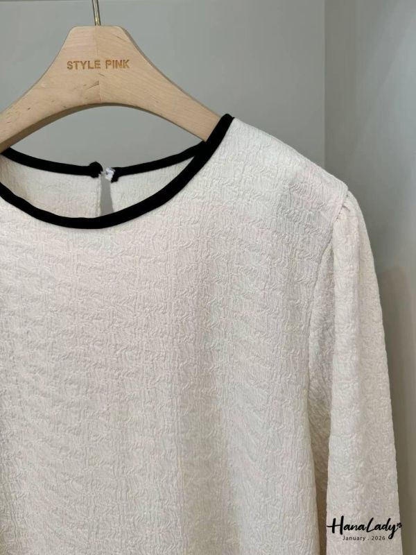 LEA57 俐落配色滾邊壓紋上衣 