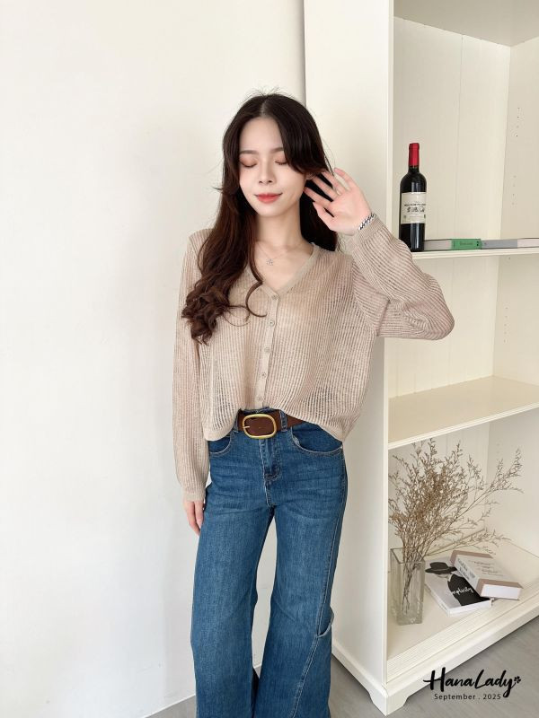 WKA02 線條簍空細排釦針織上衣 