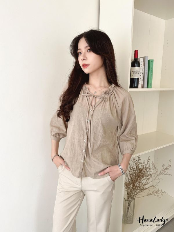 WKA27 花瓣綁結領排釦上衣 