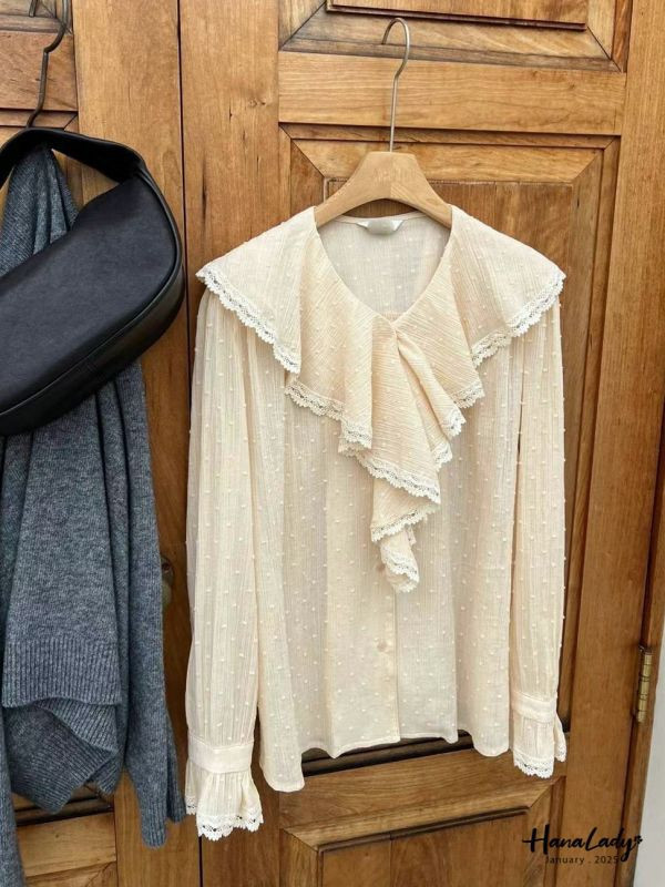 WEA92 精緻蕾絲波浪領細毛球排釦衫 