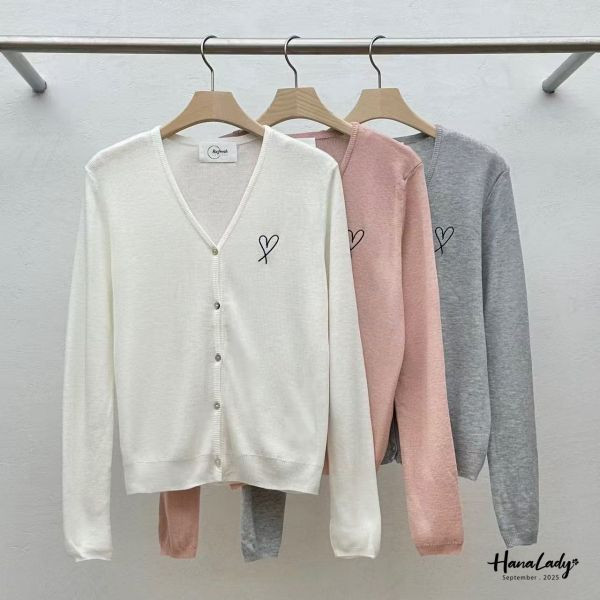 WKA61 刺繡愛心薄針織排釦上衣 